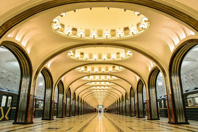 Kiến trúc Bazantine ga tàu điện ngầm Novoslobodskaya ở Nga